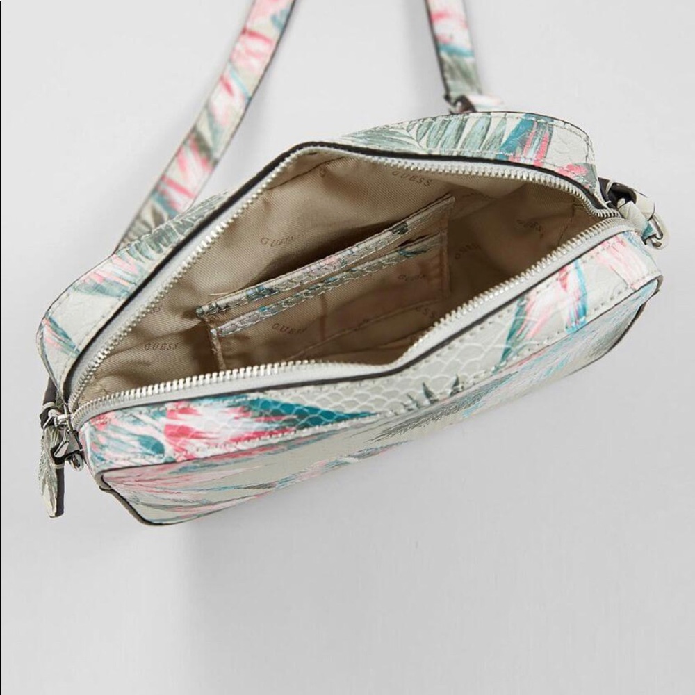 Guess crossbody tropical purse - Picture 7 of 7